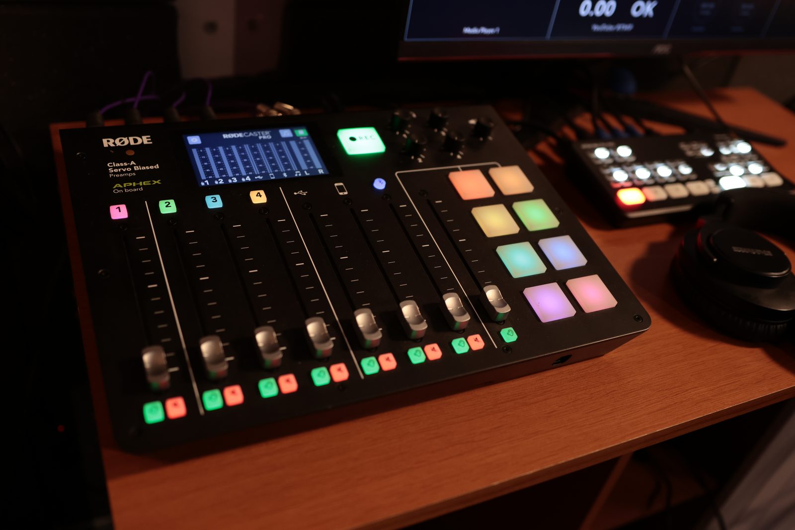 Mesa de som RODECaster Pro no estúdio da Let's Media
