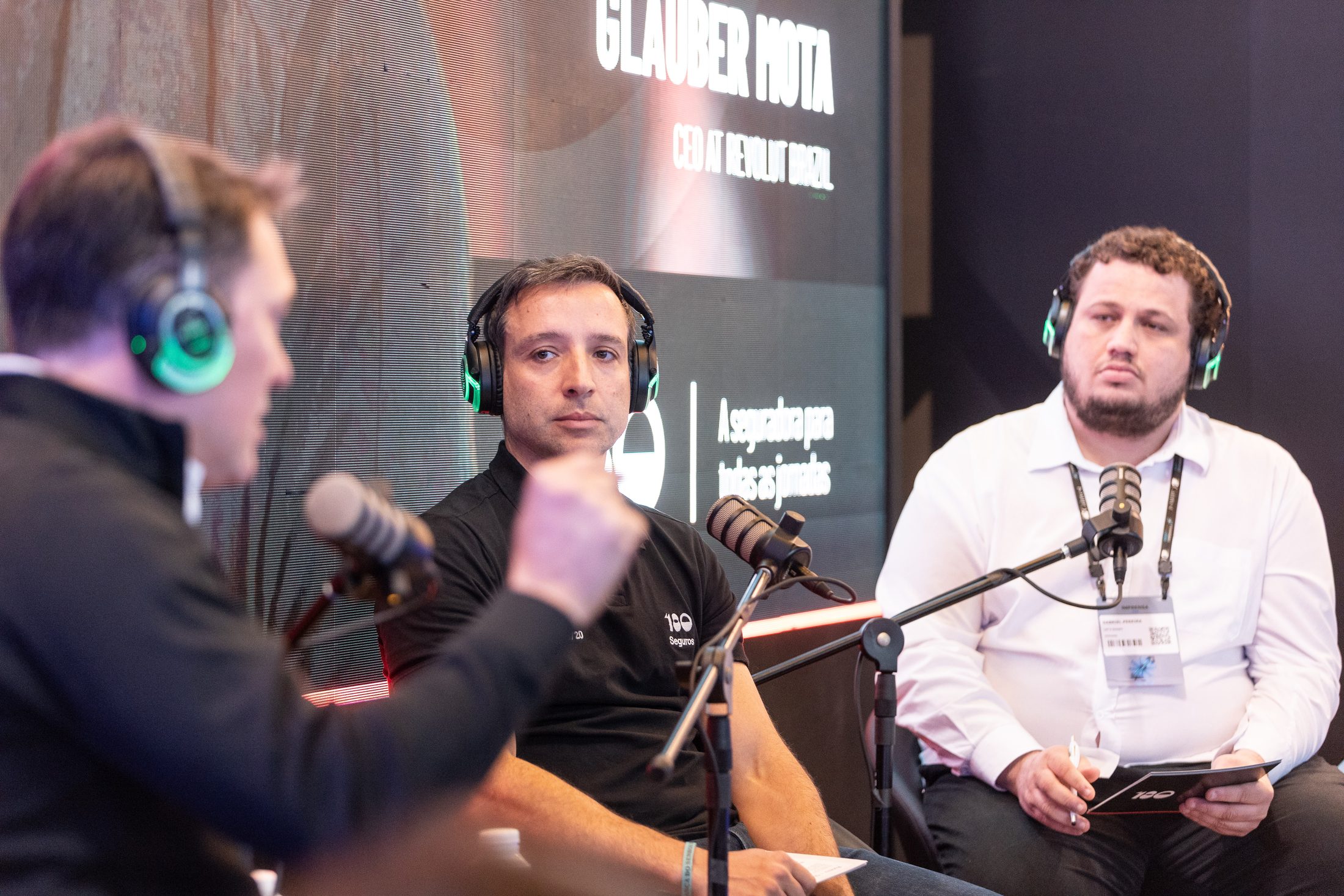 Gravação do 180Cast da Let's Money na Febraban Tech, com Glauber Mota (CEO da Revolut Brasil) ao microfone