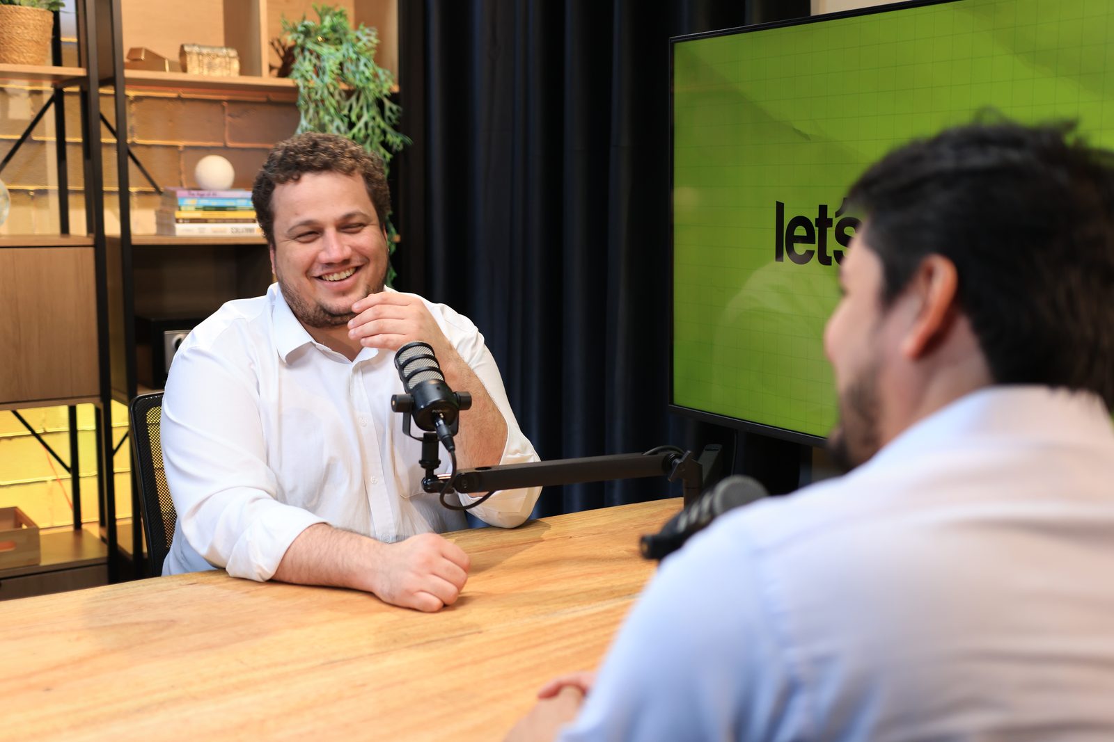 Gravação de podcast no estúdio da Let's Media
