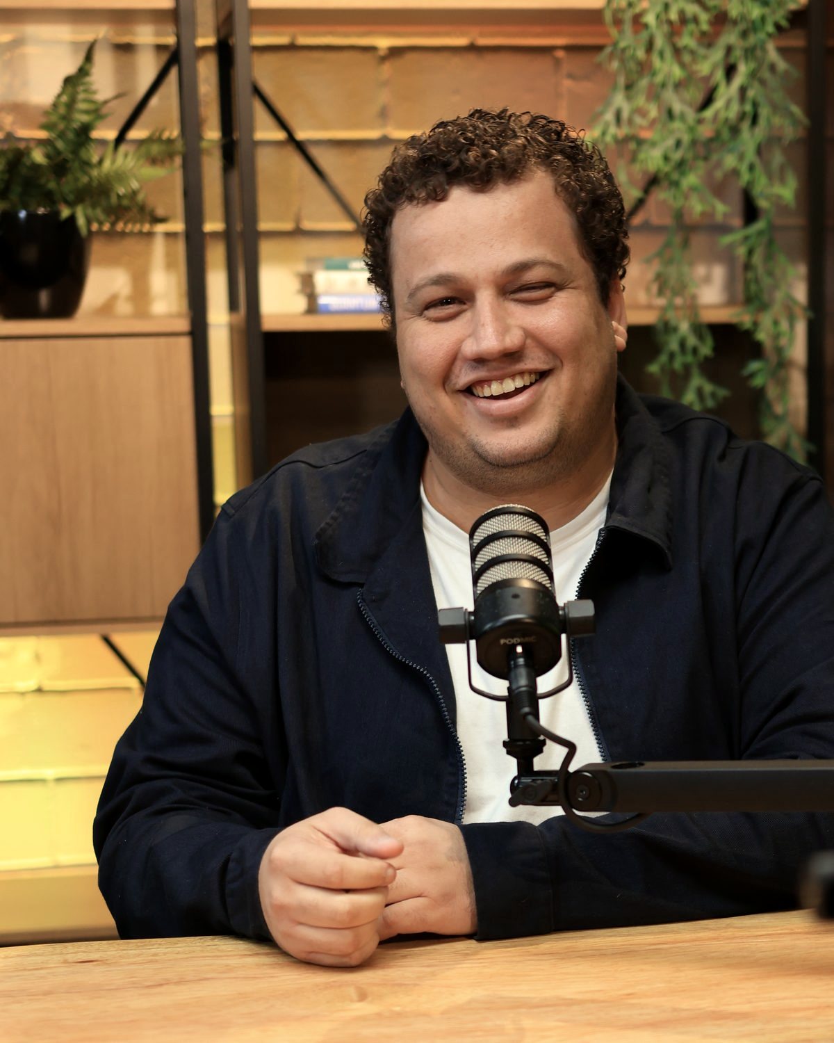 Gabriel Pereira, fundador, editor-chefe e host, ao microfone no estúdio